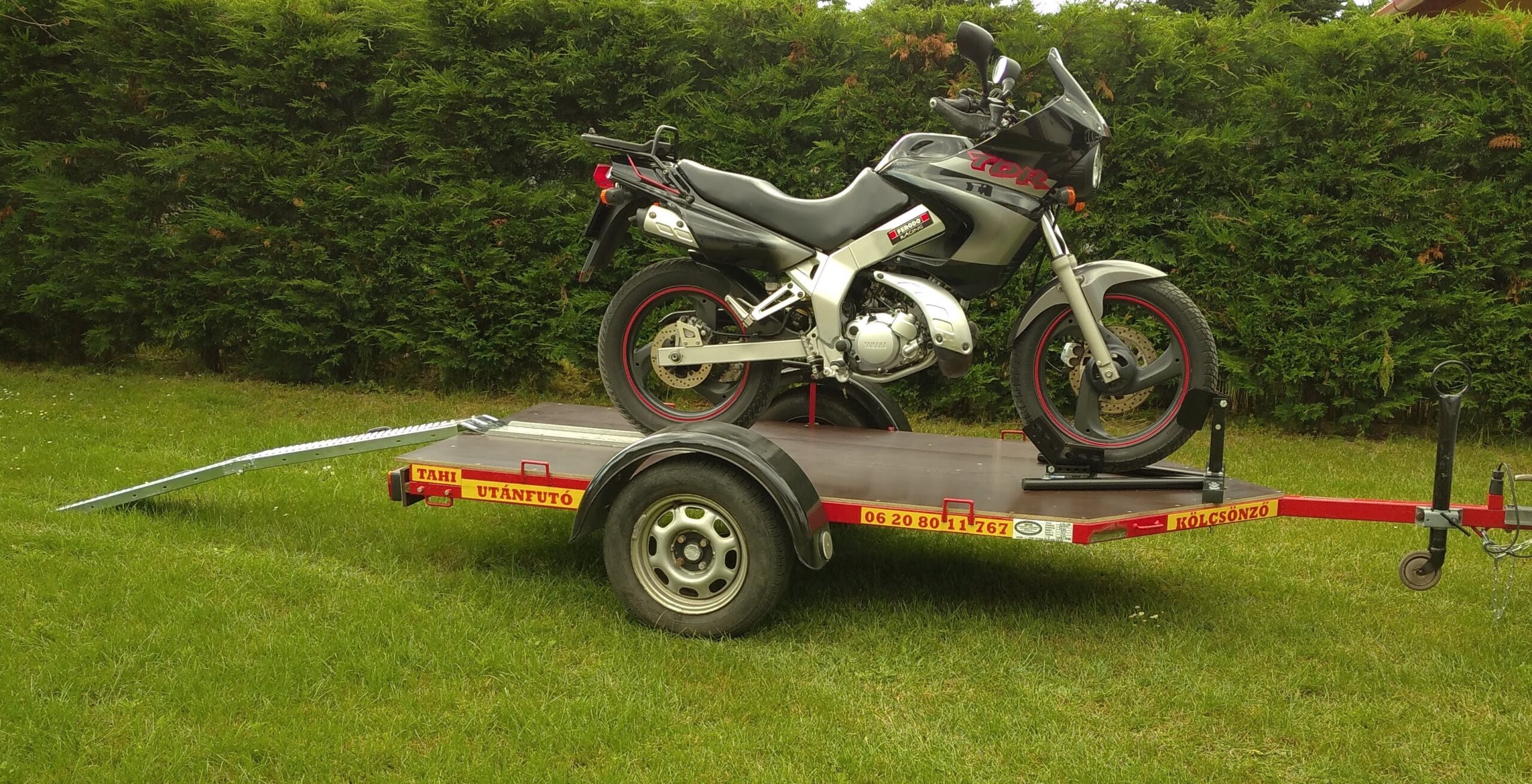 tahi autókölcsönző motorszállító utánfutó
